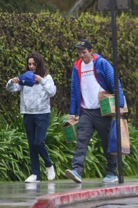 mila-kunis-and-ashton-kutcher-out-in-los-angeles-03-14-2023-6.jpg