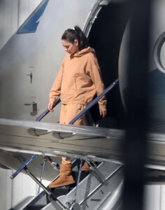 mila-kunis-and-ashton-kutcher-returning-from-a-ski-trip-in-los-angeles-02-21-2023-2.jpg