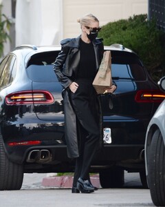 stella-maxwell-out-for-grocery-shopping-at-whole-foods-in-los-angeles-03-07-2023-5.jpg