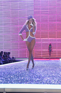 supermodel.pictures-vsfs2006-1594.thumb.jpg.4f68bc06070035e4b49069192ab97bd8.jpg