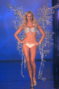 supermodel.pictures-vsfs2006-2027.thumb.jpg.0a4d45639e75b68e6dc80571af873df6.jpg