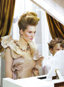 1243124099_VogueItalia(March2010CoutureSupplement)-HighGlam-005.thumb.jpg.eebf7e2443f28d13ad3c4afda2e60ea0.jpg