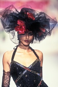 1479905707_EmanuelUngaro1994HauteCouture111.thumb.jpg.0300eca505a6d11e8bcee1f1e388f2ce.jpg