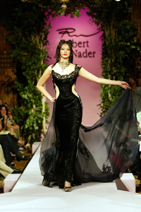 1889239817_RobertAbiNader2002HauteCouture52-.thumb.jpg.1b072b020155da3f450ee551e541a852.jpg