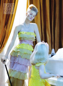 222264601_VogueItalia(March2010CoutureSupplement)-HighGlam-013.thumb.jpg.2fd884cca542e24ea2eb7c719ae19da7.jpg