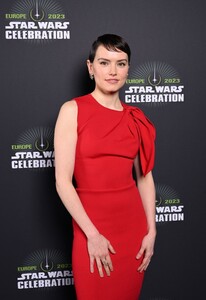 346093141_daisy-ridley-001.jpg