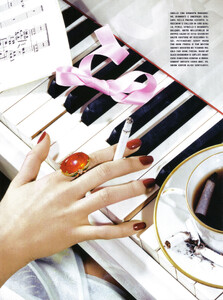 490660324_VogueItalia(March2010CoutureSupplement)-HighGlam-004.thumb.jpg.32cdbcd43ff538b97586fcccf18f548d.jpg