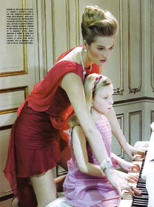 793359673_VogueItalia(March2010CoutureSupplement)-HighGlam-006.thumb.jpg.44b753aeba963b0dae1cf47d8f9dab2c.jpg