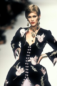 954617684_EmanuelUngaro1995HauteCouture103.thumb.jpg.c0df381477008b23c825ade5df8ea465.jpg