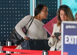 angela-bassett-arrives-at-lax-airport-in-los-angeles-04-27-2023-0.jpg