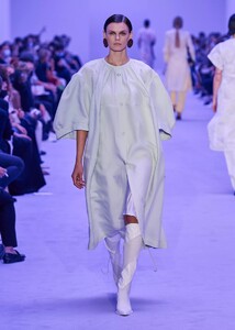 defile-jil-sander-printemps-ete-2022-milan-look-44.thumb.jpg.08d0c285eed89e8cefc05b11a51a1706.jpg