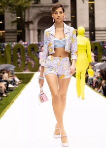 defile-moschino-printemps-ete-2022-new-york-look-39.thumb.jpg.069b515a540a313e31bfa6838f483a9f.jpg