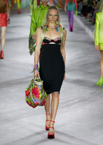 defile-versace-printemps-ete-2022-milan-look-56.thumb.jpg.c86605e072808ade099022f46073039c.jpg