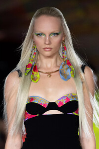 detail-defile-versace-printemps-ete-2022-milan-detail-361.thumb.jpg.26eddad3a3dbda5791e30bb0e925461f.jpg