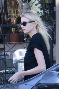 stella-maxwell-out-for-lunch-with-a-friend-at-little-dom-s-in-los-feliz-04-04-2023-8.jpg