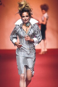 540209097_VivienneWestwood1997WomenRTW6.thumb.jpg.99abee8586a5f84960a20ca8e221993f.jpg