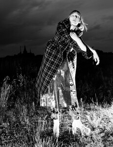 Love-Fall_Winter_2016-Julia_Nobis-by-Willy_Vanderperre-10.thumb.jpg.0d2bc0e6184b91d0e4ce646c4fb094c0.jpg
