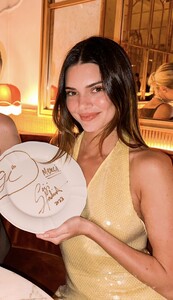 gigi-hadid-and-kendall-jenner-at-siena-restaurant-in-paris-06-26-2023-2.jpg