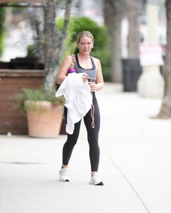 hilary-duff-leaves-a-gym-in-los-angeles-05-29-2023-0.jpg