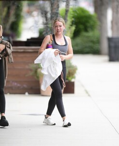 hilary-duff-leaves-a-gym-in-los-angeles-05-29-2023-6.jpg