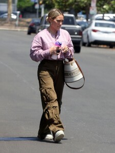 hilary-duff-out-at-a-local-park-in-los-angeles-06-16-2023-1.jpg