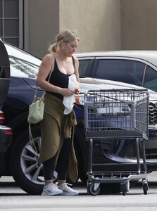 hilary-duff-out-shopping-at-bristol-farms-in-los-angeles-05-17-2023-6.thumb.jpg.322a93cdb7d4d66d1e4e8156c7795ee1.jpg