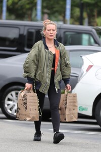 hilary-duff-shopping-for-groceries-at-erewhon-market-in-los-angeles-06-10-2023-2.thumb.jpg.79de5668a2e6d87b3f78b4be52c78246.jpg