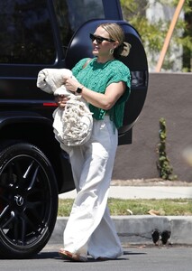 hilry-duff-taking-her-daughter-to-soccer-practice-in-sherman-oaks-06-23-2023-2.jpg