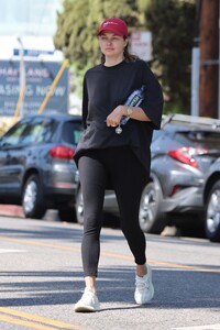 jessica-hart-leaves-a-gym-in-beverly-hills-08-17-2022-5.jpg