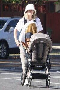 jessica-hart-out-with-her-kids-in-los-angeles-05-06-2022-3.jpg