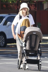 jessica-hart-out-with-her-kids-in-los-angeles-05-06-2022-4.jpg