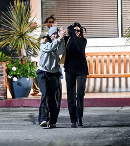 kendall-jenner-justin-bieber-and-jaden-smith-out-for-dinner-in-beverly-hills-06-02-2023-2.jpg