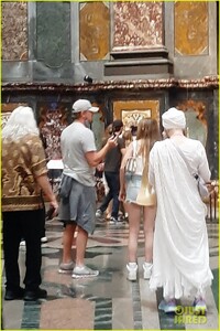 leonardo-dicaprio-family-tobey-maguire-italy-06.jpg