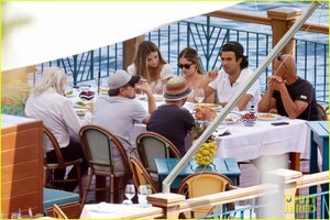 leonardo-dicaprio-family-tobey-maguire-italy-32.jpg