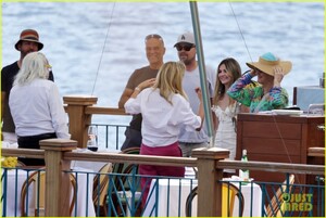 leonardo-dicaprio-family-tobey-maguire-italy-41.jpg