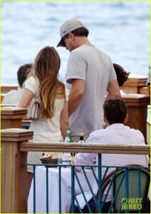 leonardo-dicaprio-family-tobey-maguire-italy-43.jpg