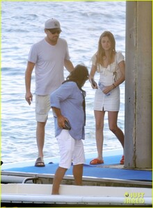 leonardo-dicaprio-family-tobey-maguire-italy-44.jpg