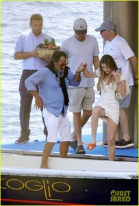 leonardo-dicaprio-family-tobey-maguire-italy-48.jpg