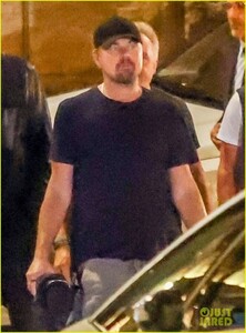 leonardo-dicaprio-family-tobey-maguire-italy-51.jpg