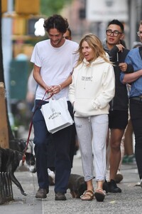 sienna-miller-and-oli-green-at-magnolia-bakery-in-new-york-05-30-2023-0.jpg