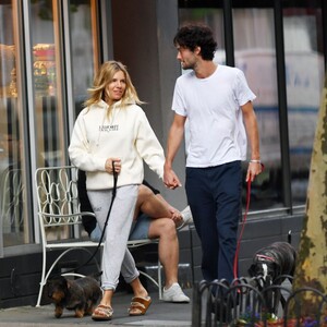 sienna-miller-and-oli-green-at-magnolia-bakery-in-new-york-05-30-2023-5.jpg