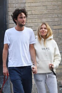 sienna-miller-and-oli-green-at-magnolia-bakery-in-new-york-05-30-2023-6.jpg