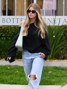 sofia-richie-out-shopping-at-bottega-veneta-on-melrose-place-in-west-hollywood-05-22-2023-9.jpg