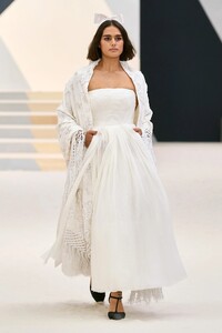 00044-chanel-fall-2022-couture-credit-gorunway.thumb.jpg.c31cab4fd19de90569b29d768093c176.jpg