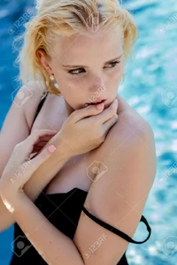 59790883-eine-blonde-modell-in-einem-pool.webp