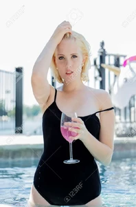 59792824-eine-blonde-modell-in-einem-pool.webp