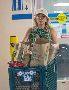 hilary-duff-shopping-at-whole-foods-in-sherman-oaks-06-30-2023-0.jpg