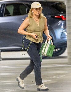 hilary-duff-shopping-at-whole-foods-in-sherman-oaks-06-30-2023-5.jpg