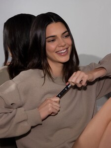 kendall-jenner-for-moon-oral-beauty-2023-20.jpg