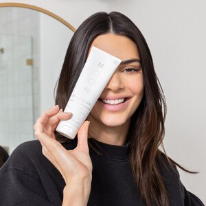 kendall-jenner-for-moon-oral-beauty-2023-27.jpg